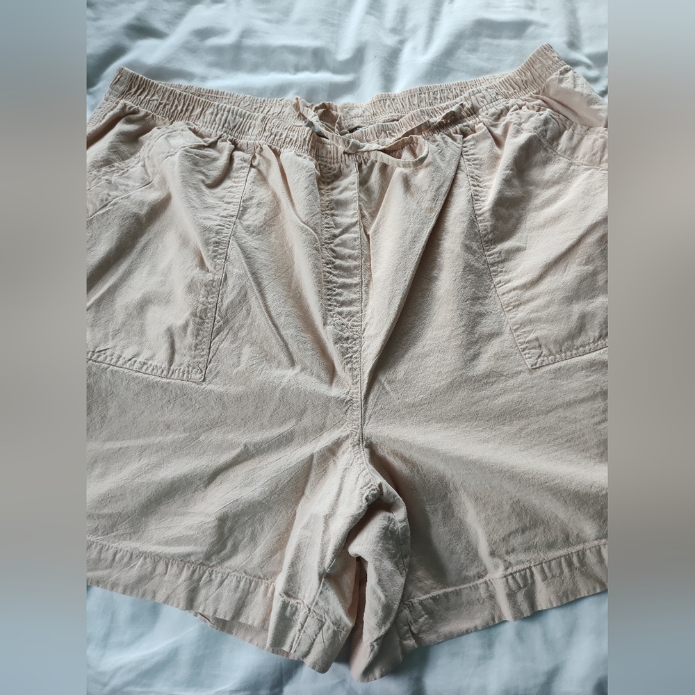 Basic Editions Ladies Shorts. Size 2X. 6" Inseam.  Elastic Waist.